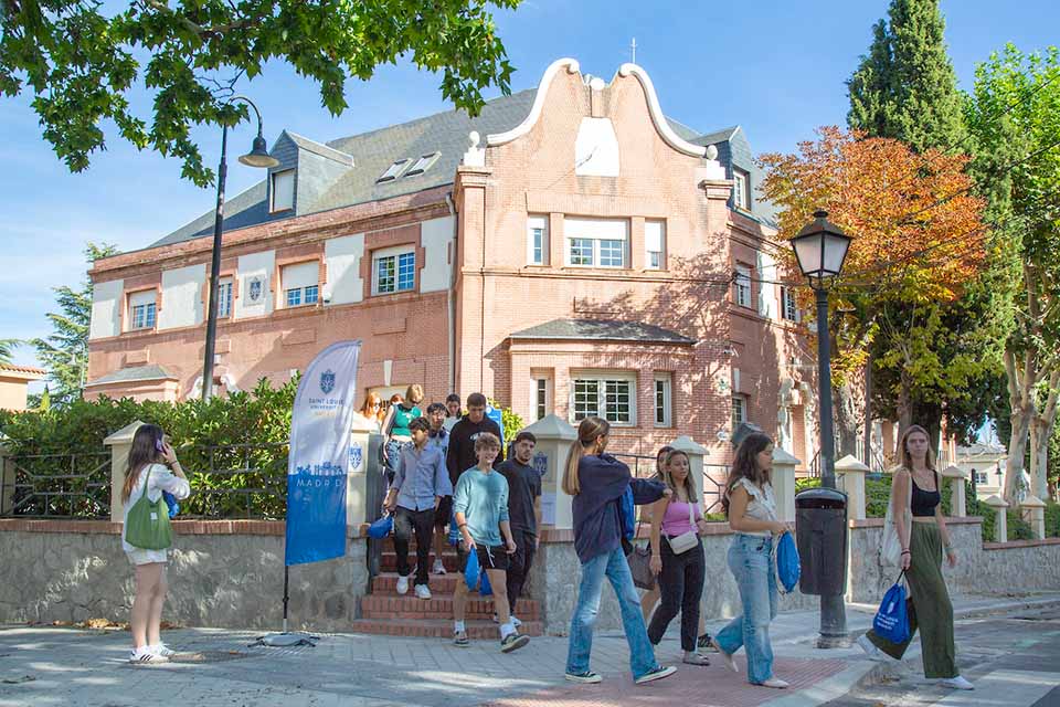 SLU-Madrid 2023 Students walk out of a building on SLU's Madrid campus.