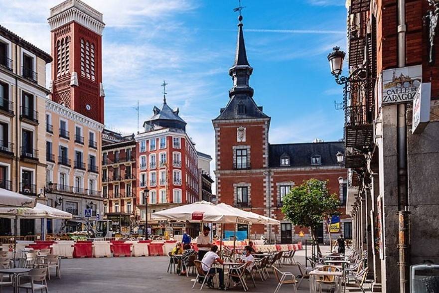 Photo of an outdoor cafe at SLU Madrid Campus